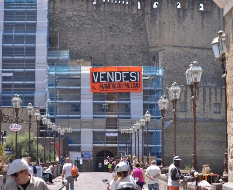 “Presa della Battigia”, cartello “Vendesi” al famosissimo castello