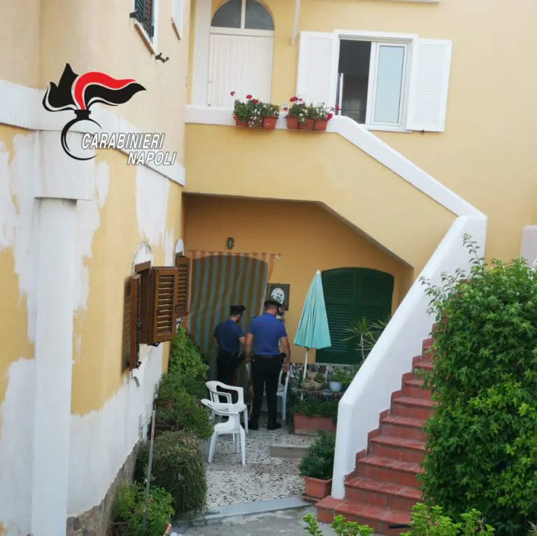 Caccia ai B&B abusivi sulle isole: carabinieri in azione anche tra bar e locali