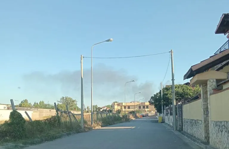 Fumo nero e puzza, cittadini sul “piede di guerra”