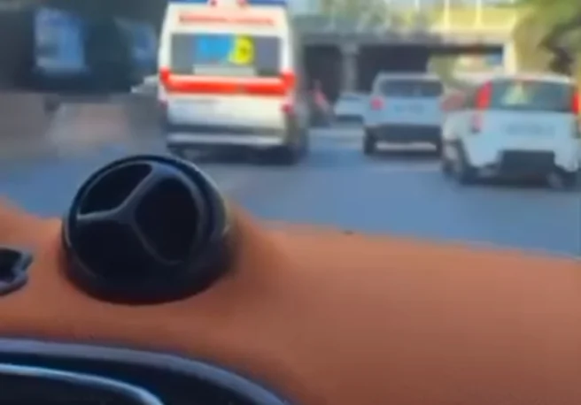 Segue la “scia” e se ne vanta, noto TikToker diffonde il filmato “shock”. VIDEO