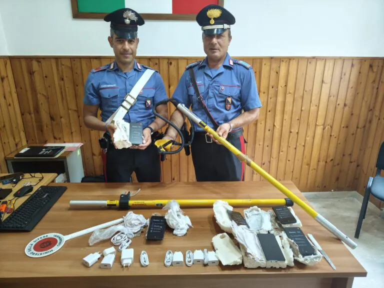 Lanciano nel carcere 6 cellulari con fionda gigante, 2 nei guai