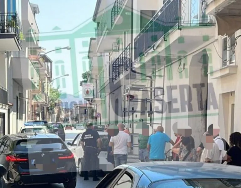 Auto urta scala durante lavori, giovane giù dopo volo di 8 metri