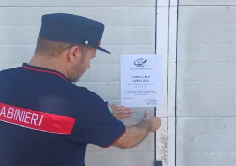 Militari chiudono forno di dolci, sequestrati 4 quintali: c’erano anche prodotti scaduti