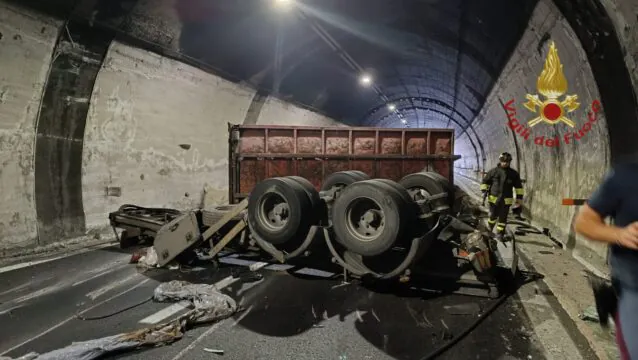 Scontro tra tir in autostrada, muore 46enne