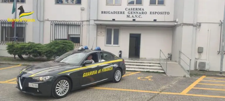 Si fermano al bar sull’Appia, finanzieri poi trovano nell’auto coca e hashish