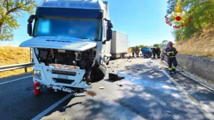 Auto contro tir, giovane resta intrappolato e muore