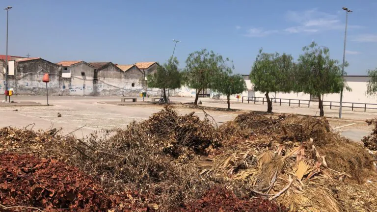 Parcheggio del cimitero trasformato in un luogo di scarico rifiuti