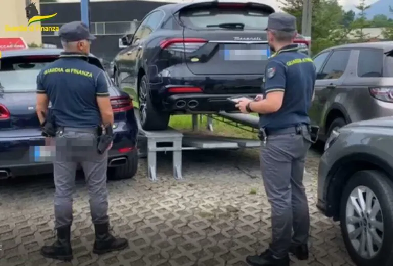 Auto di lusso dall’Estero, ordinanza per 24: 2 arresti