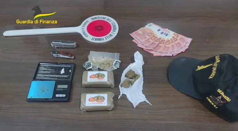Insospettabile trovato dalla Finanza con due etti di hashish