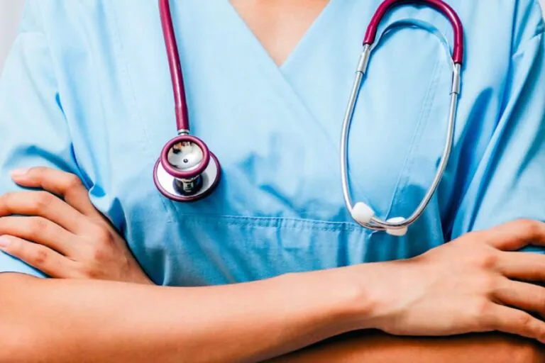Ruba dispositivi e medicinali nell’ospedale dove lavora, arrestata infermiera