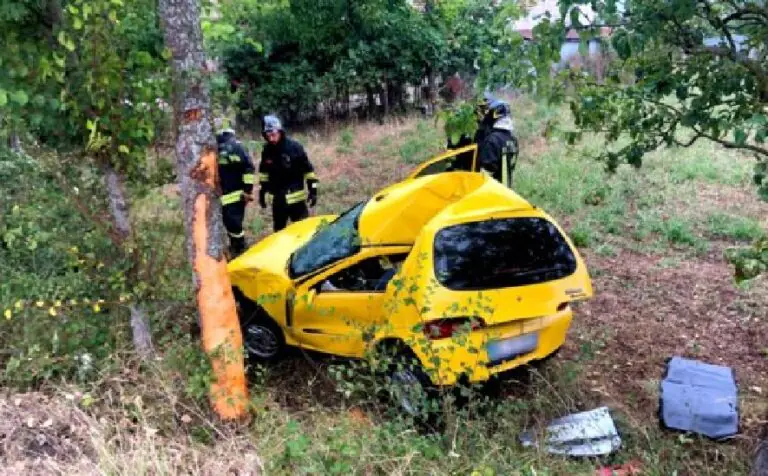 Auto fruori strada sull’Appia, giovanissima resta intrappolata