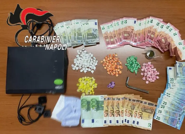 Irruzione in una piazza di spaccio, 2 arresti