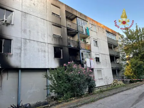 A fuoco due bombole di gpl, palazzo evacuato