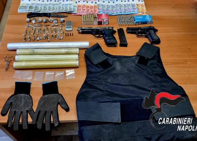 Pistole, giubbotto e droga: 4 arresti dopo blitz nel box auto