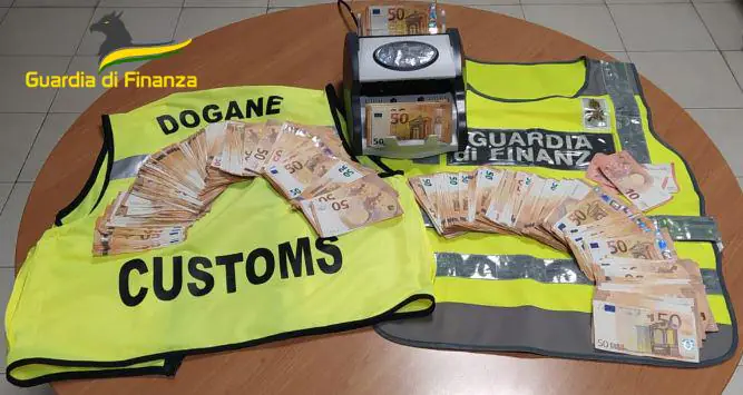 Torna dall’Estero con un milione di euro nascosto: sorpreso all’aeroporto