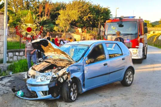 In moto con la nipotina, muore travolto da un’auto: piccola in ospedale