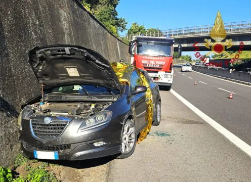 Tragedia in autostrada, muore mentre è alla guida