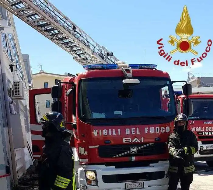 Cade a terra, si ferisce e resta bloccata al quinto piano: salvata dai pompieri