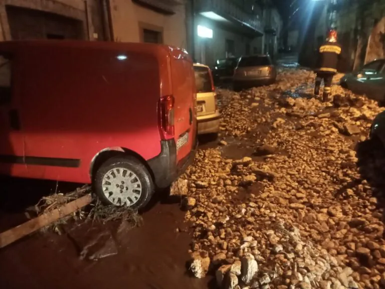 Valle si prepara all’allerta meteo: “Niente auto e lasciate i seminterrati”