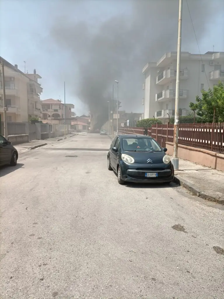 Veicolo in fiamme, fumo invade la zona. Panico tra i residenti