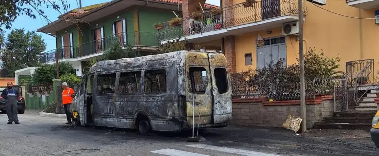 Pullman prende fuoco, paura per i viaggiatori e disagi