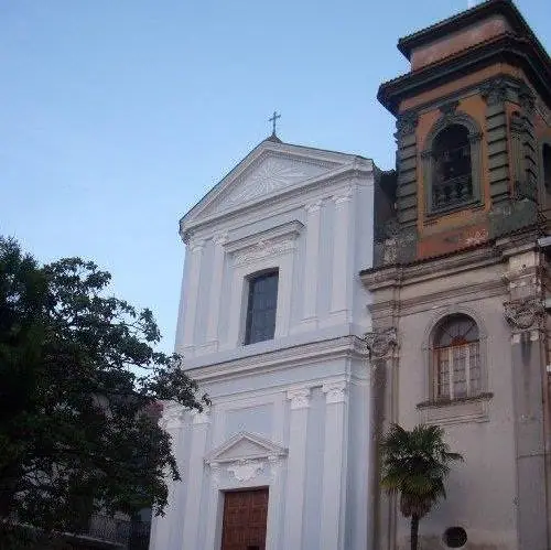 Sangue davanti alla chiesa, giovane rimasto ferito