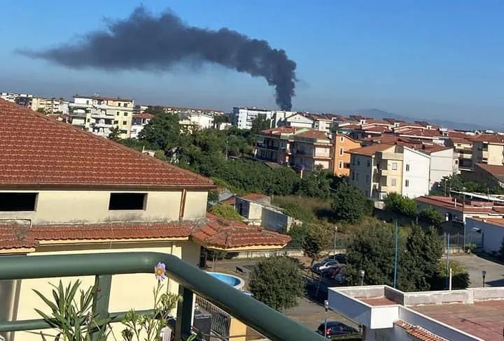 Vasto rogo nei pressi della stazione, nube tossica sovrasta due città