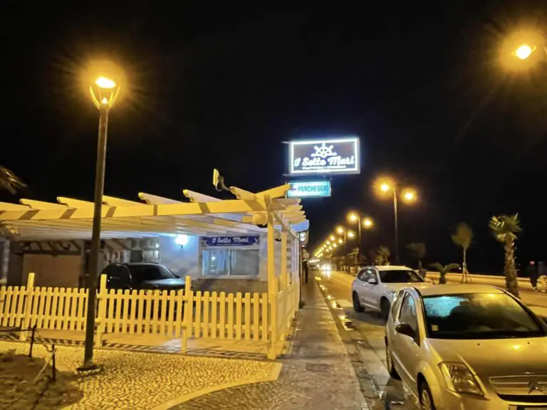 Raid nella nota pizzeria, è caccia ai banditi