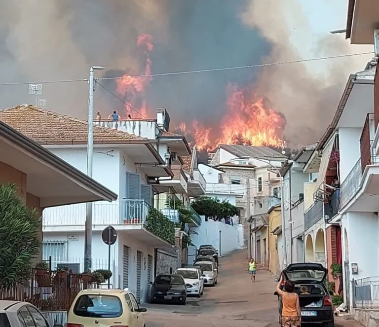 Incendio danneggia chiesa, a rischio diverse abitazioni