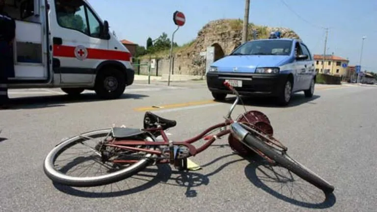 Travolta mentre era in bici, corsa in ospedale per ciclista
