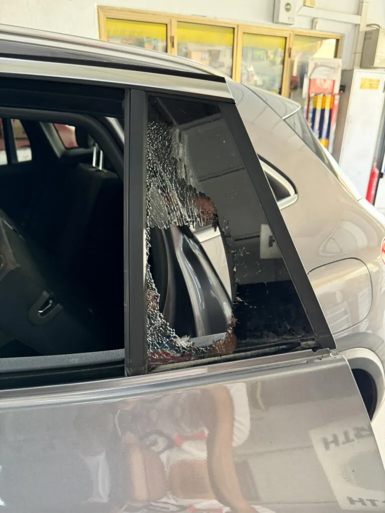 Va al bancomat e gli danneggiano l’auto