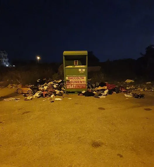 Armeggiano con un contenitore e gettano a terra rifiuti: “Comportamenti incivili”