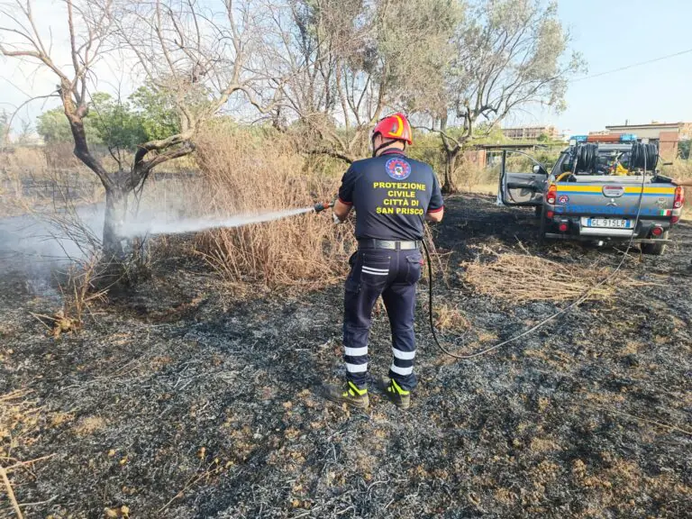 Sterpaglie prendono fuoco, caschi rossi e protezione civile evitano il peggio