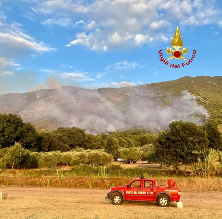 Canadair e 4 equipaggi per spegnere roghi nel Casertano
