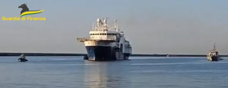 Scende dalla nave e viene subito arrestato