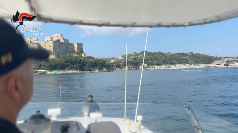 Figlio fermato su bici truccata e padre picchia militari, Ferragosto di follie nei luoghi di vacanza