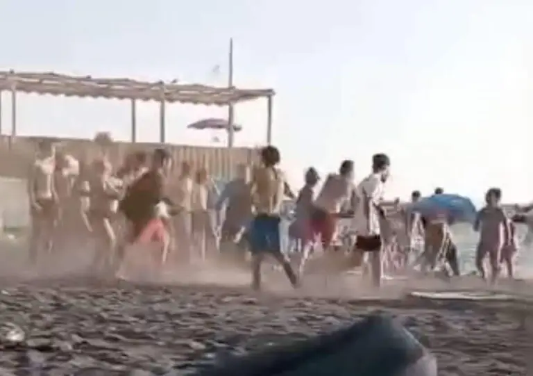 Rissa in spiaggia, 3 nei guai dopo video virale