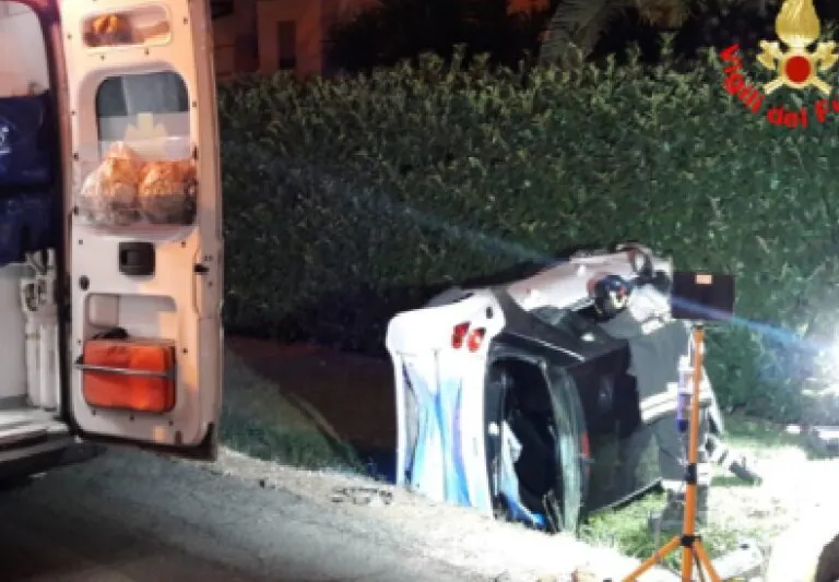 Infermiere si ribalta con l’auto mentre va al lavoro