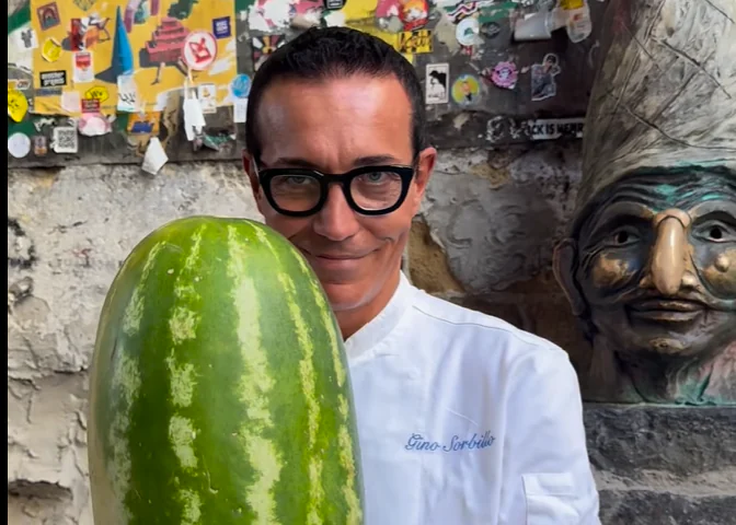 “Non ti è bastata la pizza all’ananas” la geniale trovata del maestro pizzaiolo VIDEO