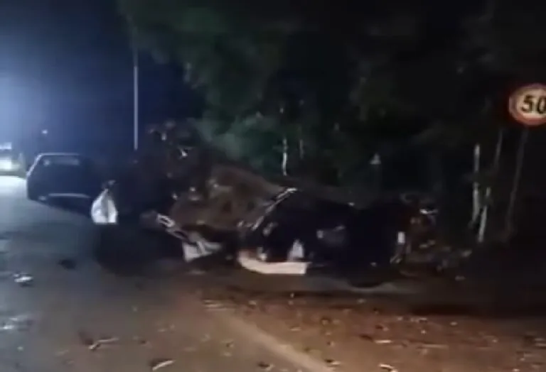 Ragazza sbanda e si ribalta con l’auto: corsa in ospedale