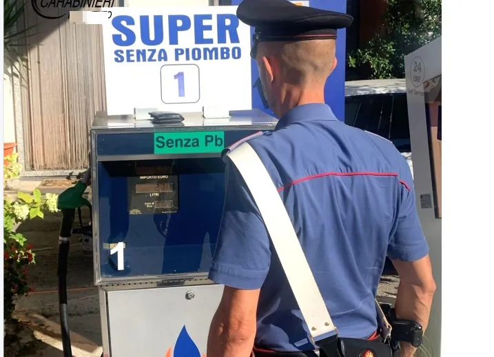 Dimentica portafogli durante rifornimento e l’altro lo prende: carabinieri lo sgamano