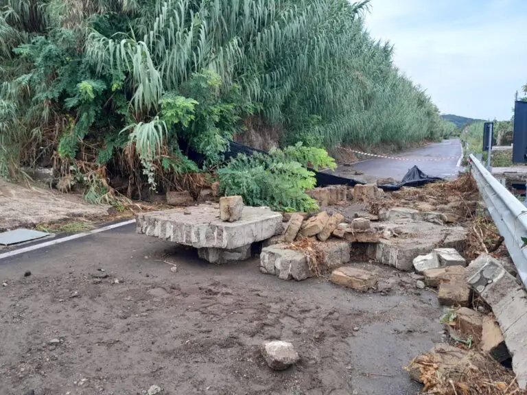 Maltempo fa primi danni, frana costone su Provinciale e strada chiusa per voragine