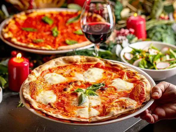 Tutto pronto per l’apertura di Crazy Pizza di Briatore: margherita a 17 euro. Ecco quanto costa la più cara