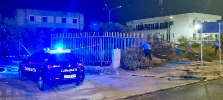 Carambola choc, auto si ribalta e finisce contro cancello: 41enne muore sul colpo, ferita la donna