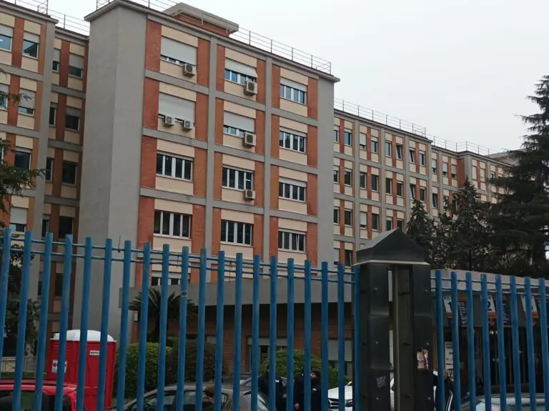 Danneggia una porta dell’ospedale, soccorritore nei guai. Aveva perso il cellulare