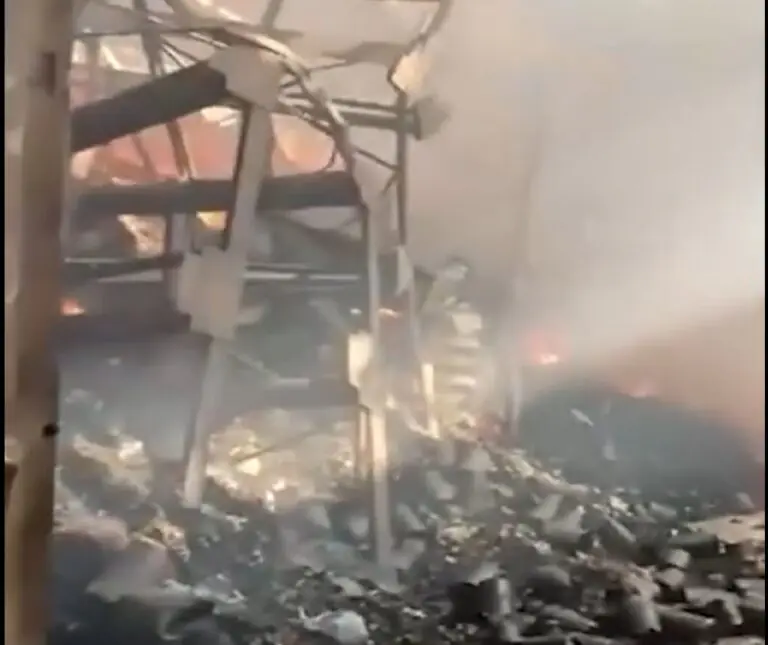 Azienda alimentare distrutta dalle fiamme, interviene l’Arpac