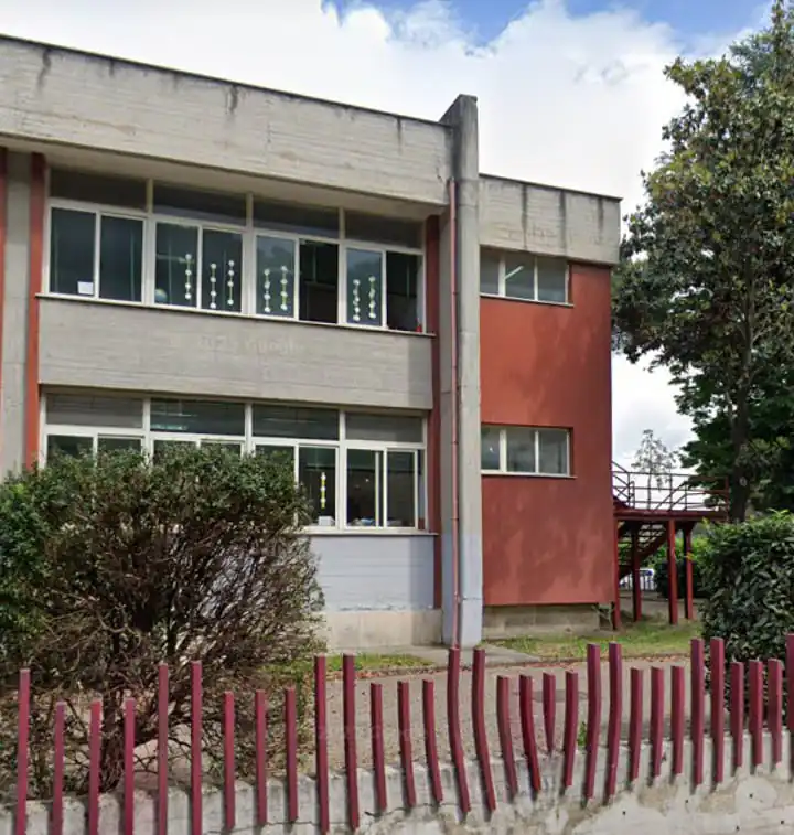 Scontro tra due auto davanti alla scuola