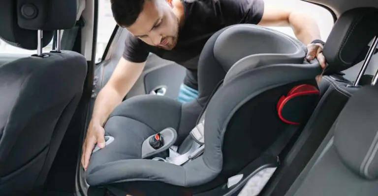 Seggiolini auto, dal 1° settembre scattano le nuove regole: rischio multa e decurtazione punti