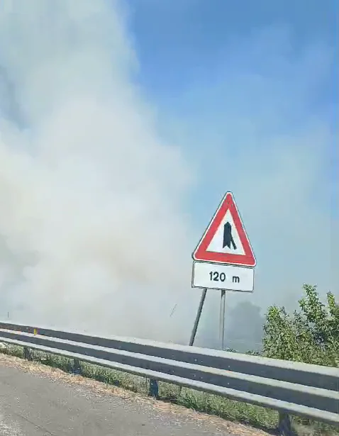Sterpaglie in fiamme all’uscita, automobilisti in difficoltà