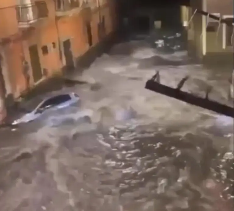 Fiumi di fango invadono le strade dopo acquazzone, città in tilt